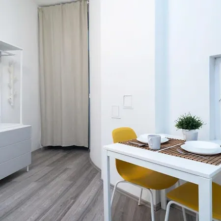 Modern At Convenient Location 公寓