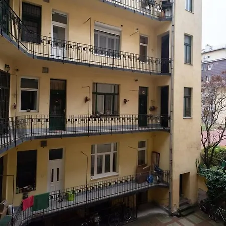 Modern At Convenient Location בודפשט